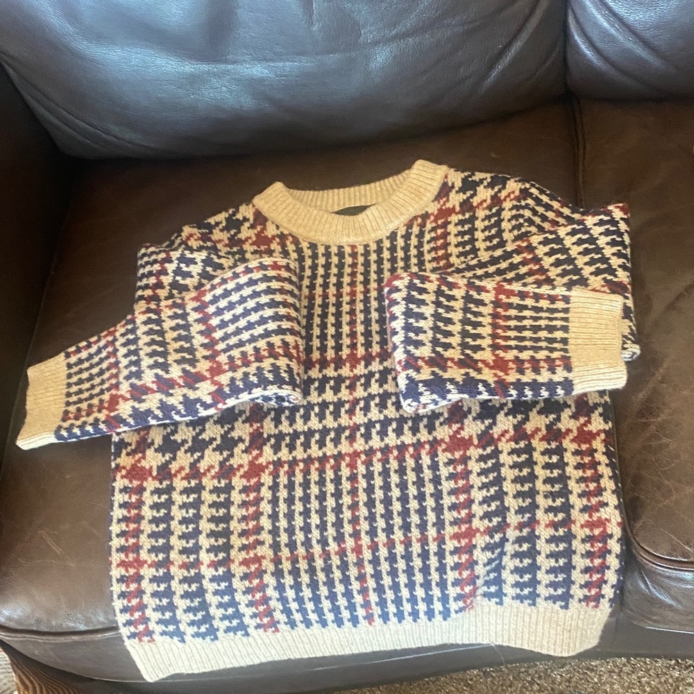 Zara Beige Navy and Burgundy Houndstooth Crewneck Sweater